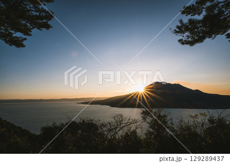 錦江湾に浮かぶ桜島の初日の出 129289437