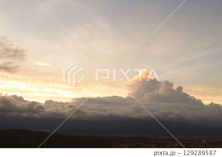 日差しを受けて輝く台風9号のアウターバンド 129289587