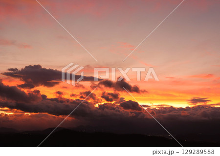 丹沢山地を覆う台風9号のアウターバンドと夕焼け 丹沢山地を覆う台風9号のアウターバンドと夕焼け 129289588