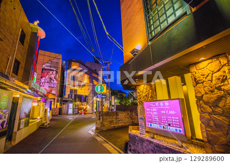 日本の東京都市景観 鶯谷駅前のホテル街などを望む 129289600