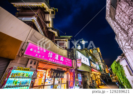 日本の東京都市景観 鶯谷駅前のホテル街や飲み屋街などを望む 129289621