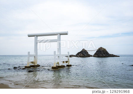桜井二見ヶ浦(櫻井神社)の海中大鳥居と夫婦岩　福岡県糸島市 129291968