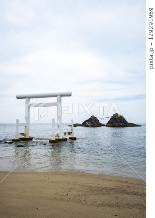 桜井二見ヶ浦(櫻井神社)の海中大鳥居と夫婦岩　福岡県糸島市 129291969