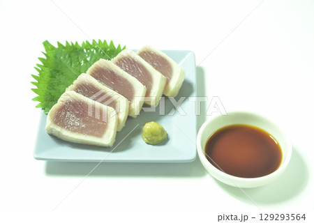皿に盛りつけたビンチョウマグロの炙り 129293564