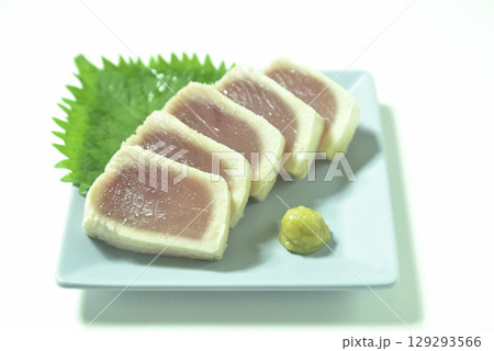 皿に盛りつけたビンチョウマグロの炙り 皿に盛りつけたビンチョウマグロの炙り 129293566