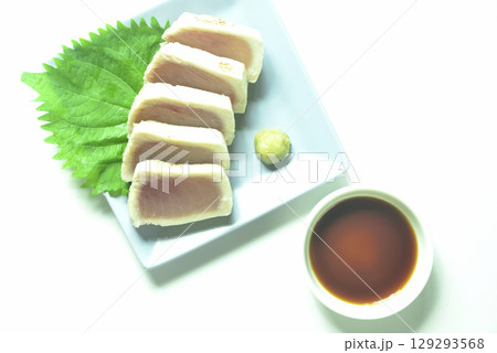 皿に盛りつけたビンチョウマグロの炙り 皿に盛りつけたビンチョウマグロの炙り 129293568