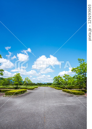 《夏の背景素材》爽やかな青空と白い雲 《夏の背景素材》爽やかな青空と白い雲 129293603