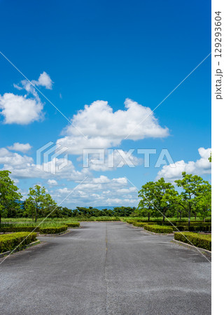 《夏の背景素材》爽やかな青空と白い雲 129293604