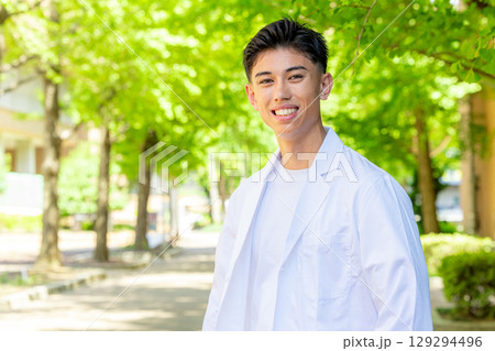 ファイルを持つ白衣の男性 ファイルを持つ白衣の男性 129294496