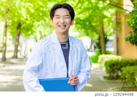 ファイルを持つ白衣の男性 ファイルを持つ白衣の男性 129294498