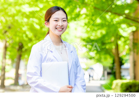 白衣の学生　女性 129294500