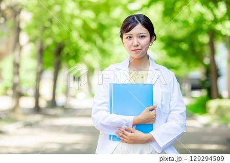 白衣の学生　女性 129294509