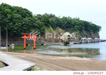 鴎島の瓶子岩と厳島神社 鳥居（北海道江差町） 129295227