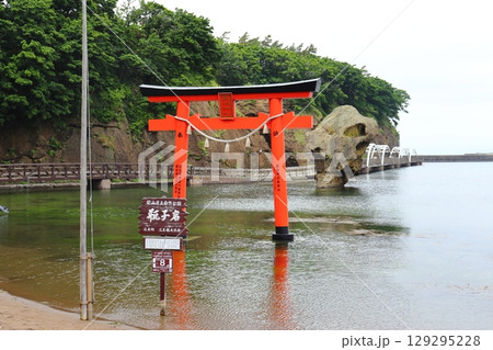 鴎島の瓶子岩と厳島神社 鳥居(北海道江差町) 鴎島の瓶子岩と厳島神社 鳥居(北海道江差町) 129295228