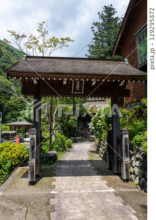 夏の日向見薬師堂　群馬県四万温泉 129295872