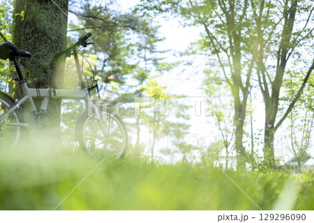 新緑・初夏のサイクリングイメージ (蒜山高原) 新緑・初夏のサイクリングイメージ (蒜山高原) 129296090