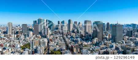 高層ビルと青空の都市景観、不動産開発と建築成長の象徴 129296149