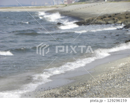 検見川浜海岸での青空と白い雲 129296159