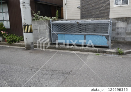 住宅街の道路脇に設置された金属製のゴミ集積所 住宅街の道路脇に設置された金属製のゴミ集積所 129296356