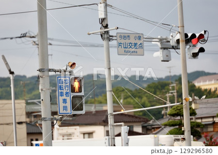赤信号が点灯中の音響式歩行者用信号機の風景 129296580