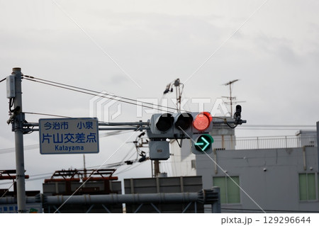 今治市片山交差点の信号機と赤信号と右折矢印 129296644