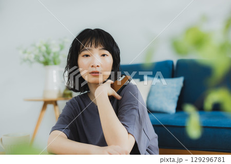自宅でくつろぐ若い女性 自宅でくつろぐ若い女性 129296781