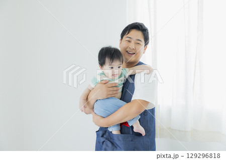 室内で遊ぶ子供 室内で遊ぶ子供 129296818