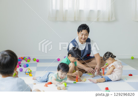 室内で遊ぶ子供 室内で遊ぶ子供 129296820
