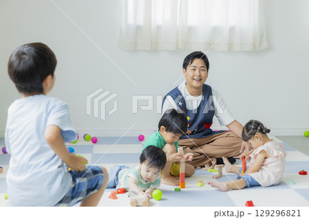 室内で遊ぶ子供 129296821