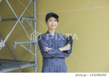 建築現場で働く若い女性作業員 建築現場で働く若い女性作業員 129296840