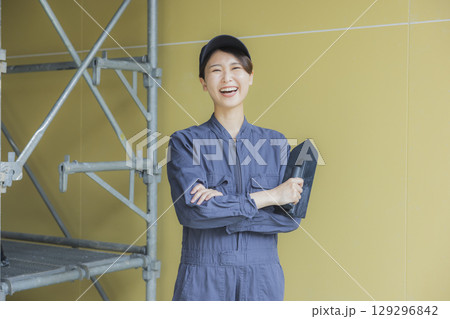 建築現場で働く若い女性作業員 建築現場で働く若い女性作業員 129296842