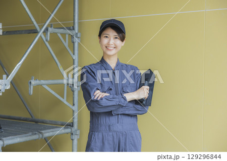 建築現場で働く若い女性作業員 129296844