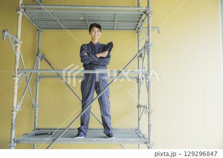 建築現場で働く若い女性作業員 129296847
