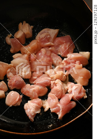 フライパンで焼くジューシーな鶏もも肉 129297128