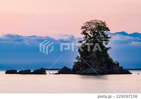 富山湾　夜明け前の雨晴海岸　夏景 129297136
