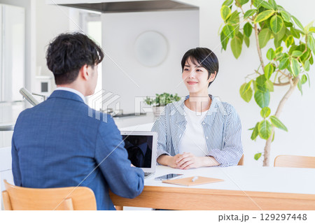 ファイナンシャルプランナーに相談する主婦。 ファイナンシャルプランナーに相談する主婦。 129297448