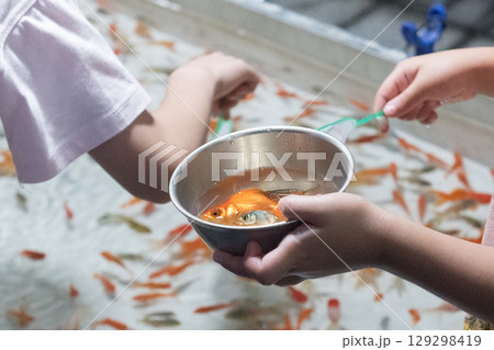 金魚すくい 129298419