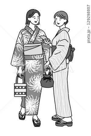 友達と浴衣で出かける笑顔の女性 129298807