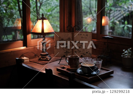 静かな自然の中のカフェテーブルとコーヒーカップ 129299218