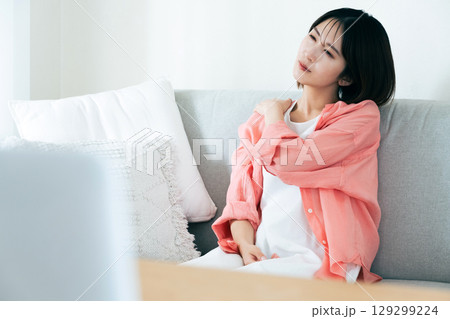 リビングで考える若い女性 129299224