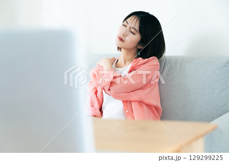 リビングで考える若い女性 リビングで考える若い女性 129299225