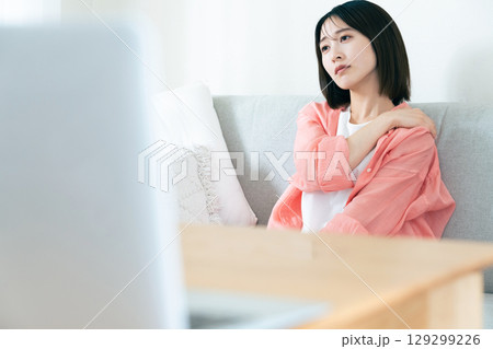 リビングで考える若い女性 リビングで考える若い女性 129299226