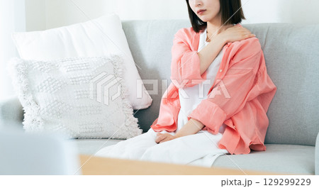 リビングで考える若い女性 リビングで考える若い女性 129299229