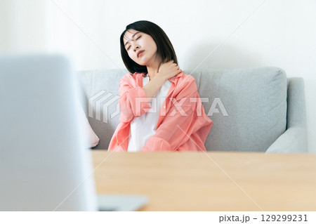 リビングで考える若い女性 リビングで考える若い女性 129299231