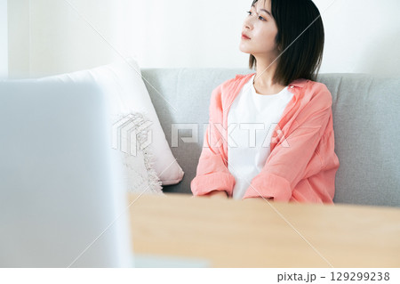 リビングで考える若い女性 リビングで考える若い女性 129299238