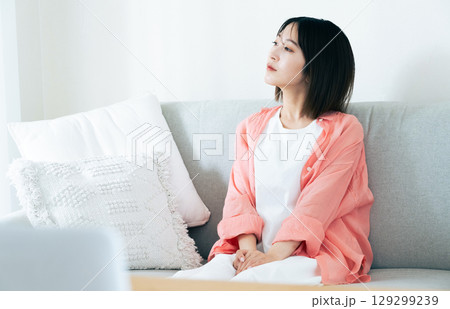 リビングで考える若い女性 129299239