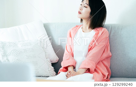 リビングで考える若い女性 129299240
