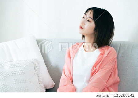 リビングで考える若い女性 129299242