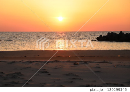 海に沈む夕日 129299346
