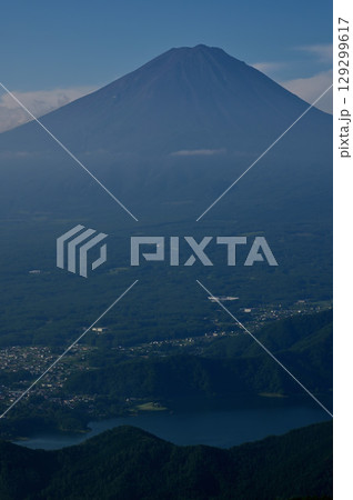 御坂山地の新道峠　FUJIYAMAツインテラスのファーストテラスより夏の富士山 129299617